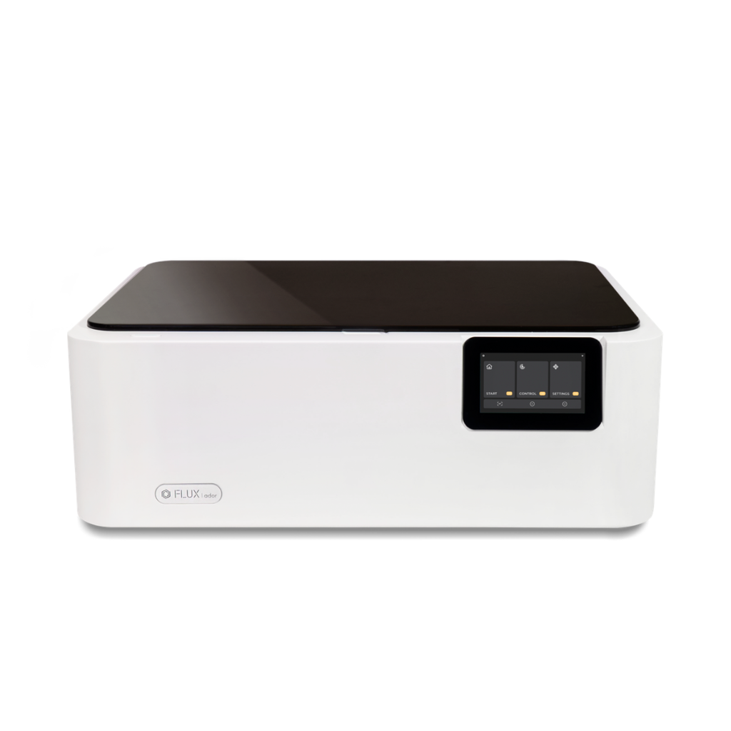 Flux Ador Laser mit 60W MOPA und 40W Diodenlaser graviert und schneidet Metall, Holz und Kunststoff präzise für schnelle Anwendungen.