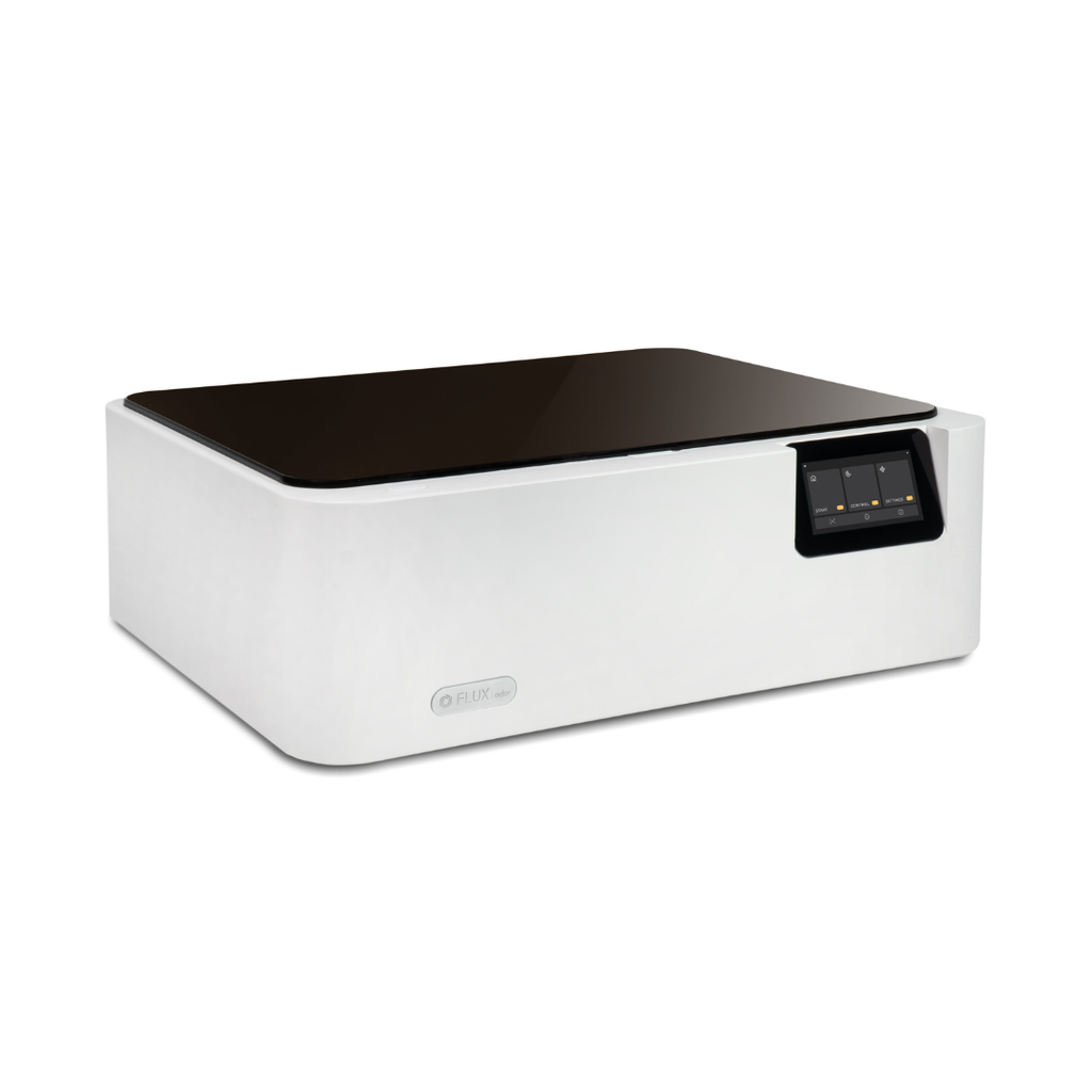 Flux Ador Dual-Laser kombiniert 60W MOPA und 40W Diodenlaser für detailreiche Gravuren und präzise Schnitte auf Metall, Holz und Kunststoff.