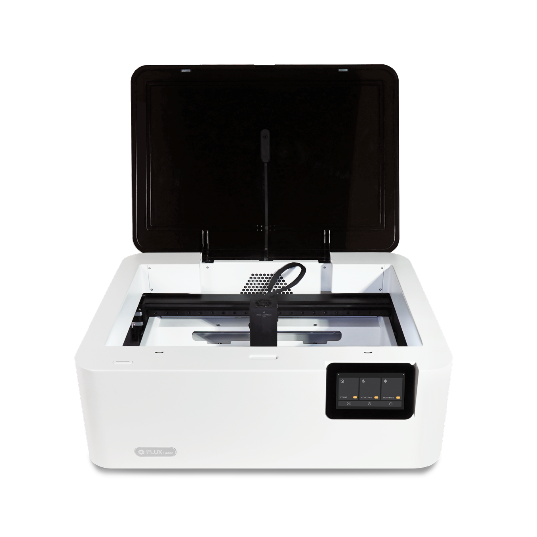 Der Flux Ador Lasergravierer bearbeitet Metall, Holz und Kunststoff mit leistungsstarkem 60W MOPA- und 40W Diodenlaser für vielseitige Projekte.