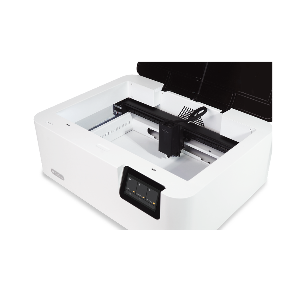Flux Ador 60W MOPA- und 40W Diodenlaser erstellt hochwertige Gravuren und Schnitte auf Metall, Holz und Kunststoff für kreative Anwendungen.