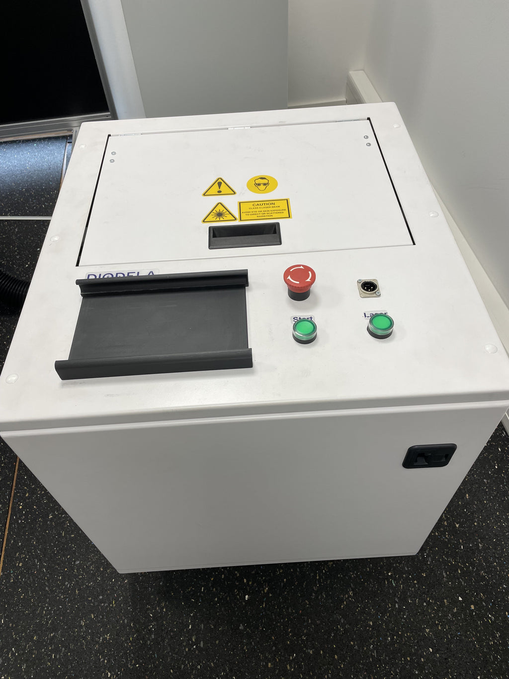 Diodela Reinigungslaser mit 200 Watt Mopa